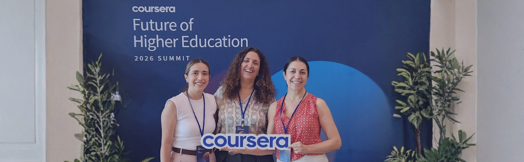 Foto de la participación en Coursera. Aparece Pamela Riquelme y Carolina Pintor.